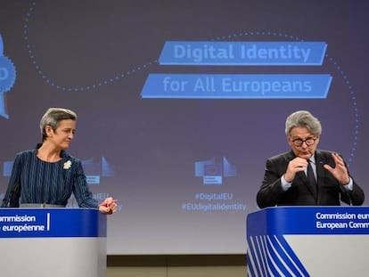 Margrethe Vestager, vicepresidenta del Ejecutivo comunitario responsable de Competencia, y Thierry Breton, comisario de de Mercado Interior.