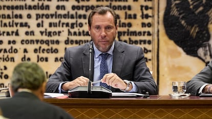 El ministro de Transportes y Movilidad Sostenible, Óscar Puente, en el centro, durante su comparecencia en el Senado, este viernes.