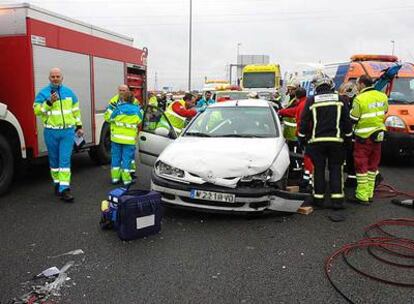 El Summa y los Bomberos de la Comunidad de Madrid atienden a los heridos de la colisión múltiple.