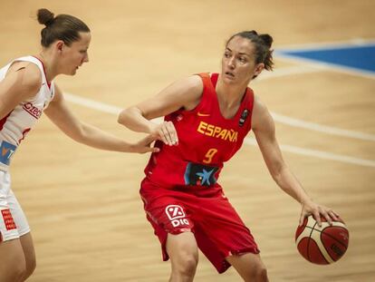 Laia Palau bota el bal&oacute;n ante la checa Vyoralova.