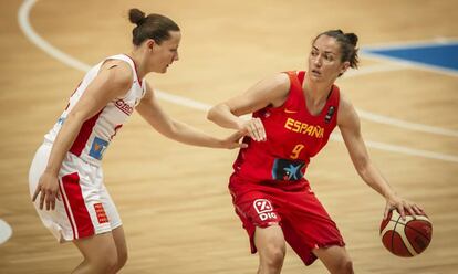 Laia Palau bota el bal&oacute;n ante la checa Vyoralova.