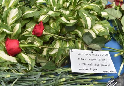 Flores con un mensaje en nombre de ciudadanos de Ucrania.