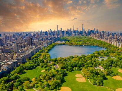 Vista aérea de Central Park durante un atardecer sobre Manhattan.