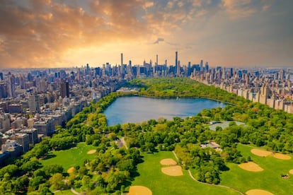 Vista aérea de Central Park durante un atardecer sobre Manhattan.