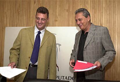 El portavoz del PSOE en el Congreso, Jesús Caldera, junto al secretario general adjunto de su grupo parlamentario, Antonio Cuevas, momentos antes de la rueda de prensa.