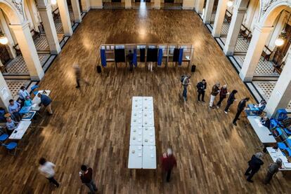 Colegio electoral en Lyon, Francia.