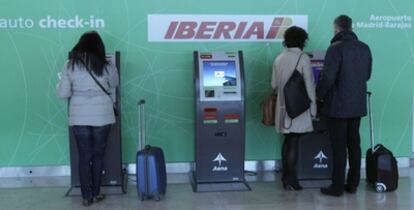 Interior de la terminal T4 de Barajas el séptimo día de huelga de los pilotos de Iberia.