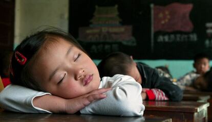 Varios alumnos duermen durante un descanso en un colegio en China.