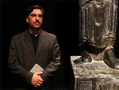Mohammad-Reza Kargar, director del Museo Nacional de Irán, junto a una estatua de Darío hecha en Egipto.