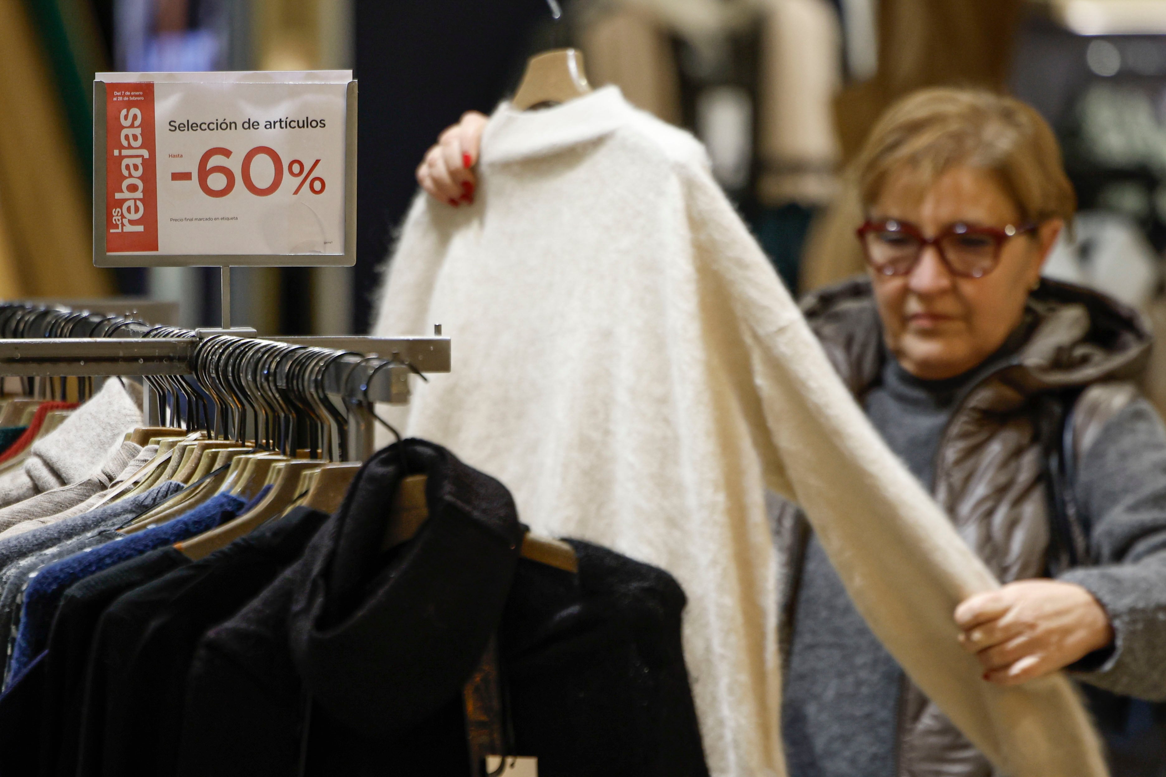 El frío y la mercancía acumulada anticipan unas rebajas más agresivas en el sector textil 