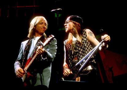 Petty estaba en la recta final de una gran gira para celebrar los 40 años de su carrera junto a la banda de acompañamiento de toda su vida, The Heartbreakers. Le quedaban dos conciertos en Nueva York en noviembre. En la imagen Tom Petty (i) y Axl Rose (d) durante una actuación.