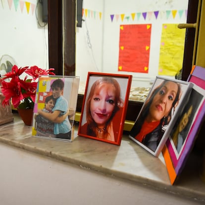 En Casa Animi hay un altar con fotos donde se recuerda a las chicas fallecidas que habitaron la casa. Gabriela, la coordinadora de la casa, enciende velas para recordarlas: “Esto es el evangelio en crudo desde las bases, el proyecto de Jesús acogiendo a los marginados, el clamor, dando respuestas, integrándolos”.