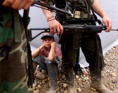 Un niño entre los guerrilleros de las FARC en San Vicente del Caguán, en el año 2000.