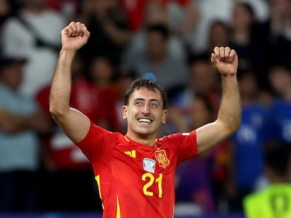 Mikel Oyarzabal celebra su tanto, el 2-1 de España a Inglaterra, que dio el título de la Eurocopa a la selección.
