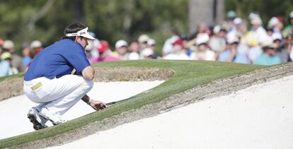 Bubba Watson ve la caída del campo en el séptimo hoyo.