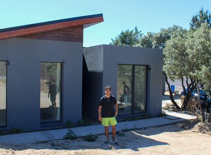 Diogo Castro, en el jardín de la casa que tiene en construcción en Valdemorillo, a 37 kilómetros de Madrid, el pasado 10 de julio.