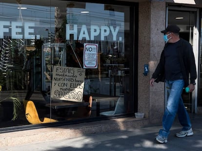 Pancartes de protesta contra les restriccions a la restauració en una cafeteria a Vilassar de Mar (Barcelona). 