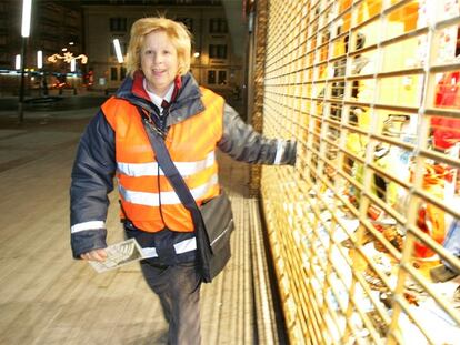 Una sereno prueba el cierre de una tienda en Vitoria la noche en la que se puso en funcionamiento el servicio.