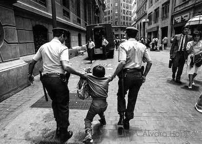 La policía chilena detiene a un niño en el pasaje Nueva York, en pleno centro de Santiago, en el año 1989, durante la dictadura militar comandada por Augusto Pinochet.