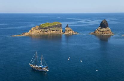 La goleta 'San Sebastián', fondeada en las islas Columbretes (Castellón).