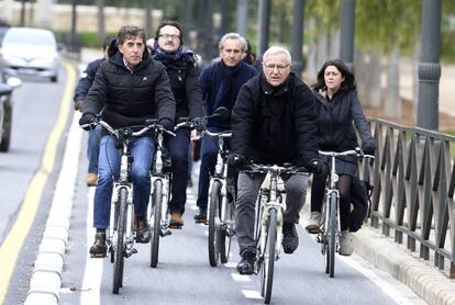 El exciclista Pedro Delgado, con el alcalde Joan Rib&oacute;, recorren el anillo ciclista de Valencia. 