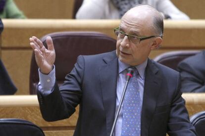 Cristóbal Montoro, ministro de Hacienda, interviene en el Senado en el pleno de control al Gobierno.