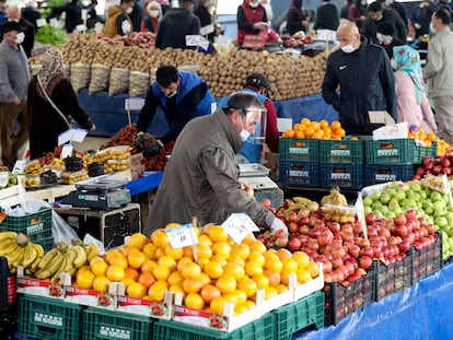 Un mercado callejero en Ankara el pasado 22 de abril.