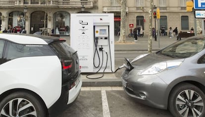 Un vehículo eléctrico carga la batería en Barcelona.