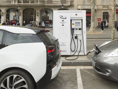Un vehicle elèctric carrega la bateria a Barcelona.