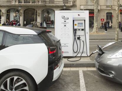 Un vehículo eléctrico carga la batería en Barcelona.