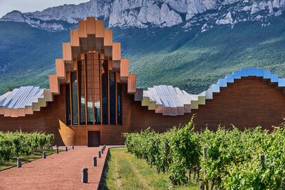 Infinitas cavas subterráneas contrastan y conviven con arquitectora vertiginosa, como bodegas Ysios, en Laguardia.