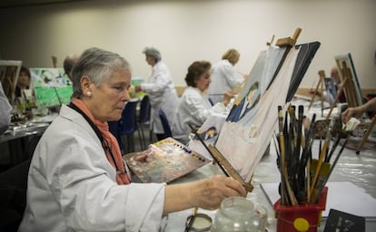 Alumnas del taller de pintura para mayores que trabaja varias de las obras de la pintora impresionista, Berthe Morisot, en EspacioCaixa (Madrid).