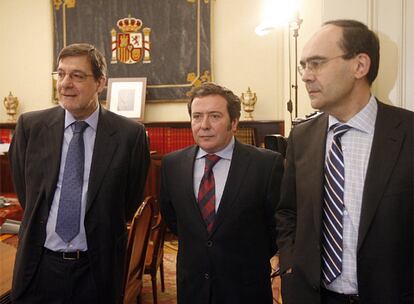 De izquierda a derecha, Juan Luis Ibarra, Juan Mateo Ayala y Jaime Tapia, ayer en la sede del CGPJ en Madrid.