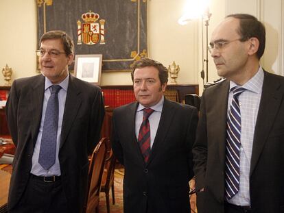 De izquierda a derecha, Juan Luis Ibarra, Juan Mateo Ayala y Jaime Tapia, ayer en la sede del CGPJ en Madrid.