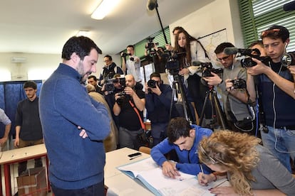 Matteo Salvini, l&iacute;der de la Liga Norte, formaliza su voto en el colegio electoral de Mil&aacute;n.