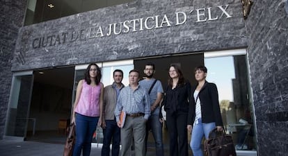 Los cinco miembros de Comprom&iacute;s y su abogada, la diputada M&ograve;nica Oltra, ante el juzgado de Elche. 