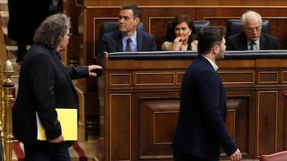 Los diputados de ERC Joan Tardà (i) y Gabriel Rufián (d) pasan ante el presidente del Gobierno, Pedro Sánchez, a su llegada al pleno del Congreso.