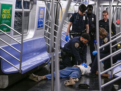 Policías intentan reanimar a la víctima, este lunes en un vagón de metro en Nueva York.