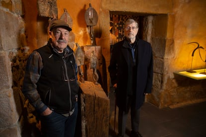 Juanma Indo (izquierda) y Mikel Forcada, en un rincón de su colección de arte tribal, en Pasaia (Gipuzkoa).