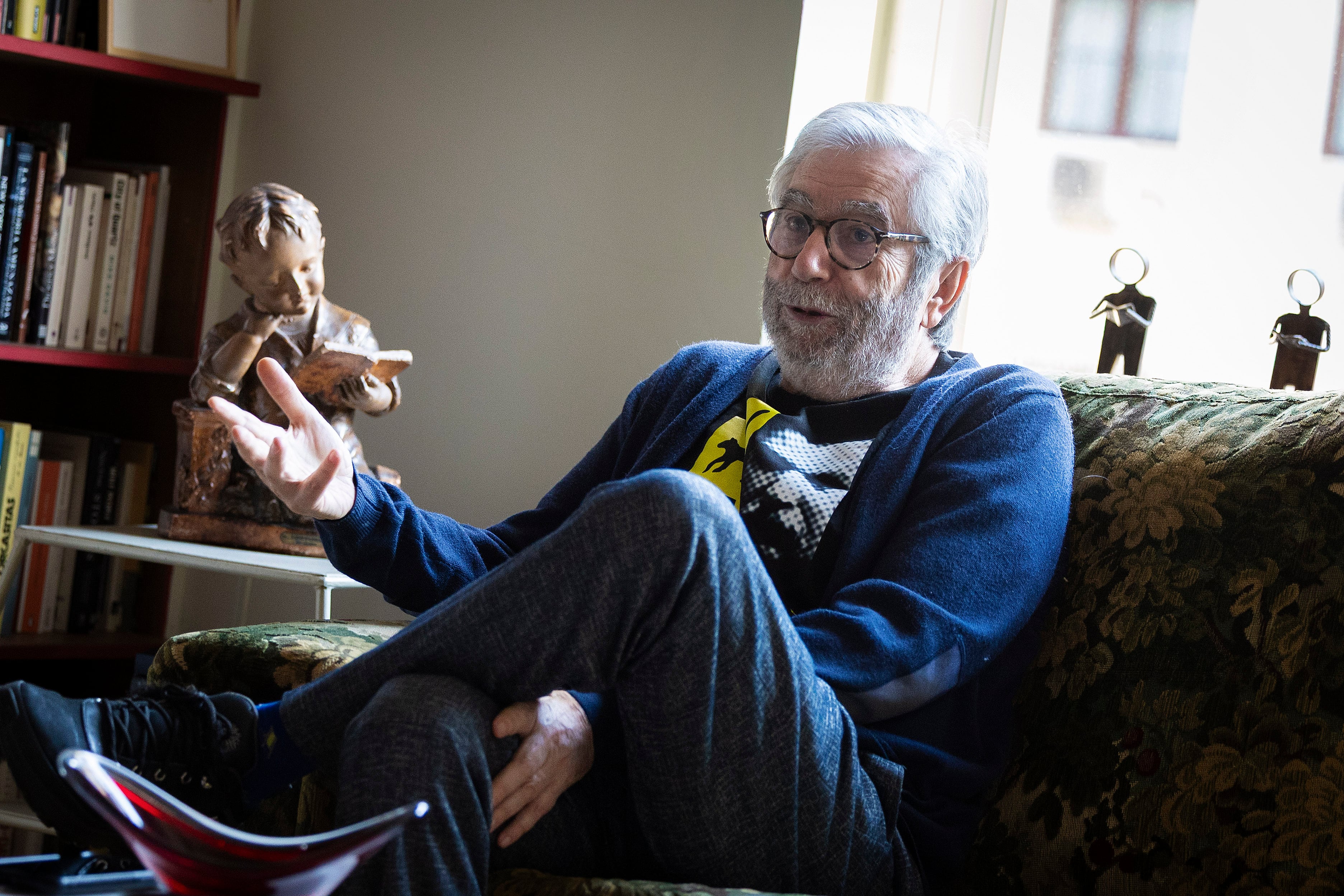 El escritor Antonio Muñoz Molina fotografiado durante la entrevista en su casa de Madrid, el 25 de marzo. 