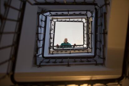 María Martínez, de 86 años, en la escalera de su vivienda de Tetuán que planea adquirir un fondo buitre.