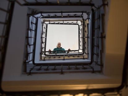 María Martínez, de 86 años, en la escalera de su vivienda de Tetuán que planea adquirir un fondo buitre.