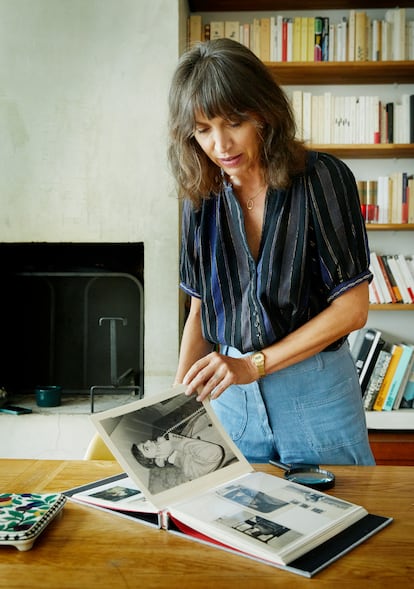 Vanessa Springora sostiene el álbum familiar, abierto en una imagen de su padre en los años setenta.