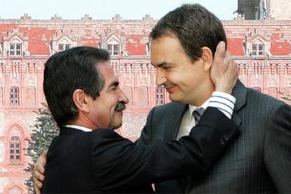 El presidente cántabro, Miguel Ángel Revilla, abraza a Rodriguez Zapatero durante la presentación del proyecto.