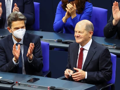 Olaf Scholz (derecha) recibe el aplauso de los diputados durante la sesión de investidura en el Bundestag, este miércoles en Berlín.