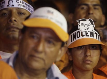 os manifestantes se dieron cita en el llamado Campo de Marte, en Lima, y marcharon disciplinadamente con pancartas que rezaban <i>Fujimori inocente</i>, <i>Chino libertad</i>