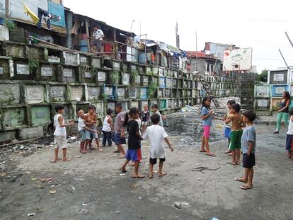 Una decena de familias se ha construido su casa encima de los nichos.