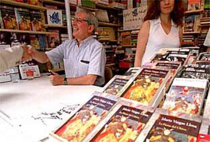 Mario Vargas Llosa, firmando ejemplares de <I>La fiesta del Chivo</I> en la Feria del Libro de Madrid.