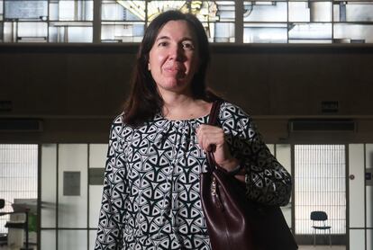 Nuria Sánchez, investigadora de los efectos sociológicos de la precariedad laboral, posando en la Facultad de Filosofía de la UCM.