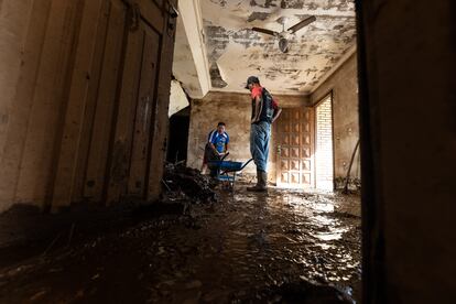 Habitantes de la ciudad de Lajeado, también en Rio Grande do Sul, intentan sacar el lodo de su hogar, el 9 de mayo.